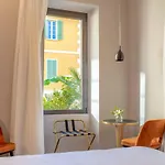 Hotel Binario *
